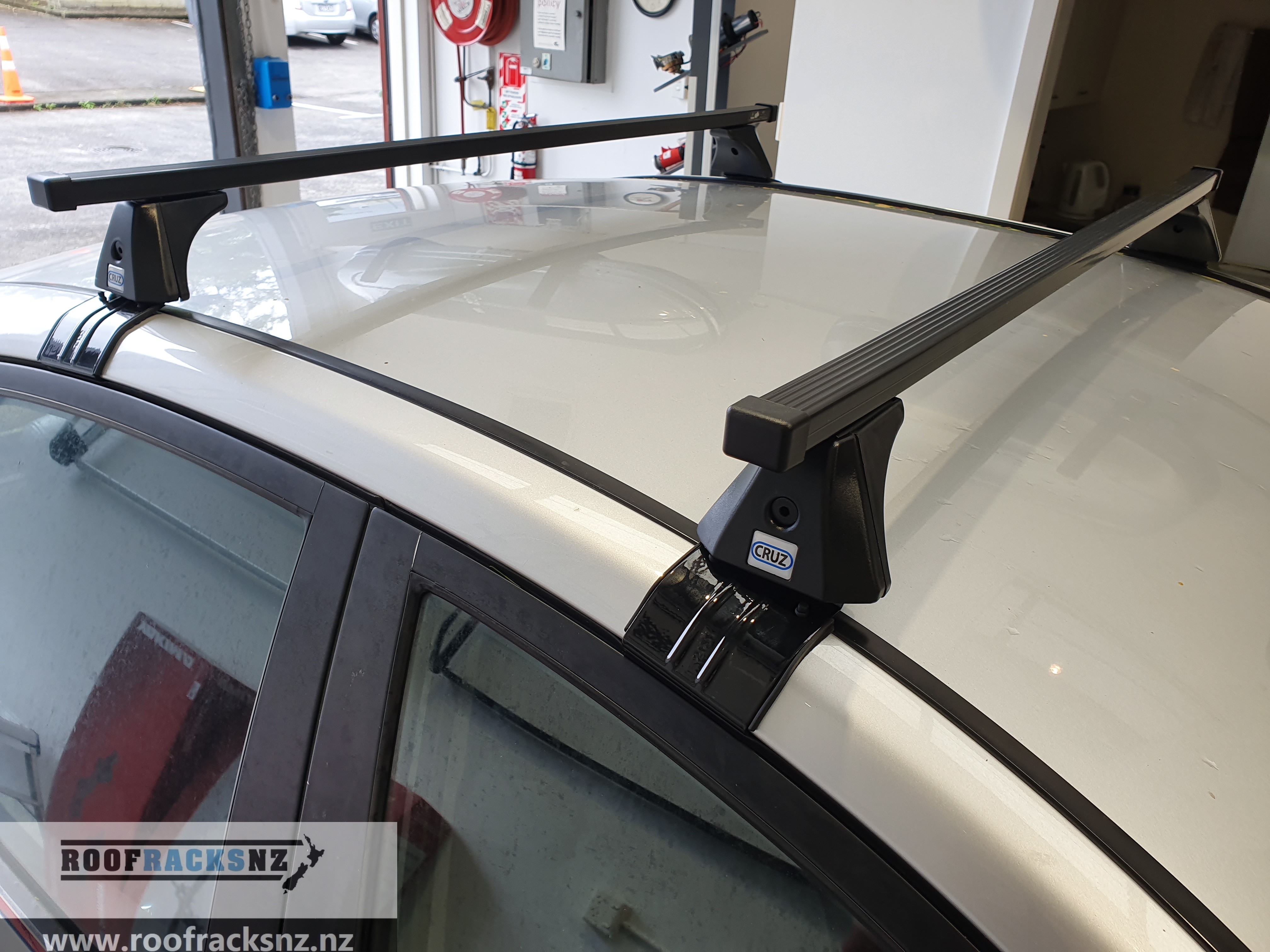 CRUZ Square Bar Roof Rack Roof