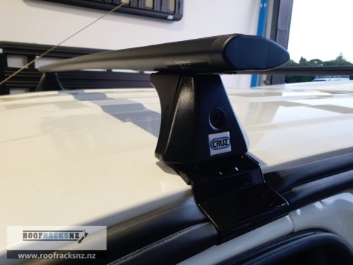 CRUZ Airo Dark Roof Racks - Image 2