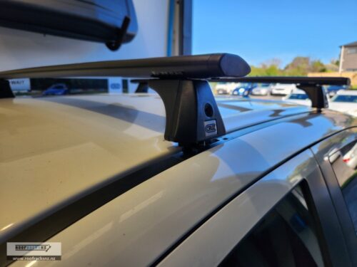 CRUZ Airo Dark Roof Racks - Image 11