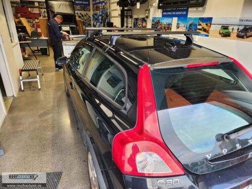 CRUZ Airo Dark Roof Racks - Image 3