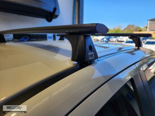 CRUZ Airo Dark Roof Racks - Image 5