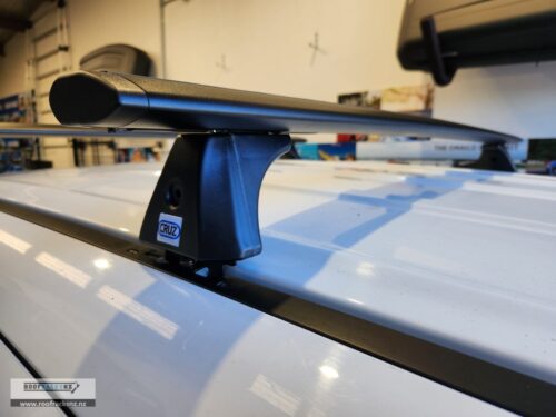 CRUZ Airo Dark Roof Racks - Image 4